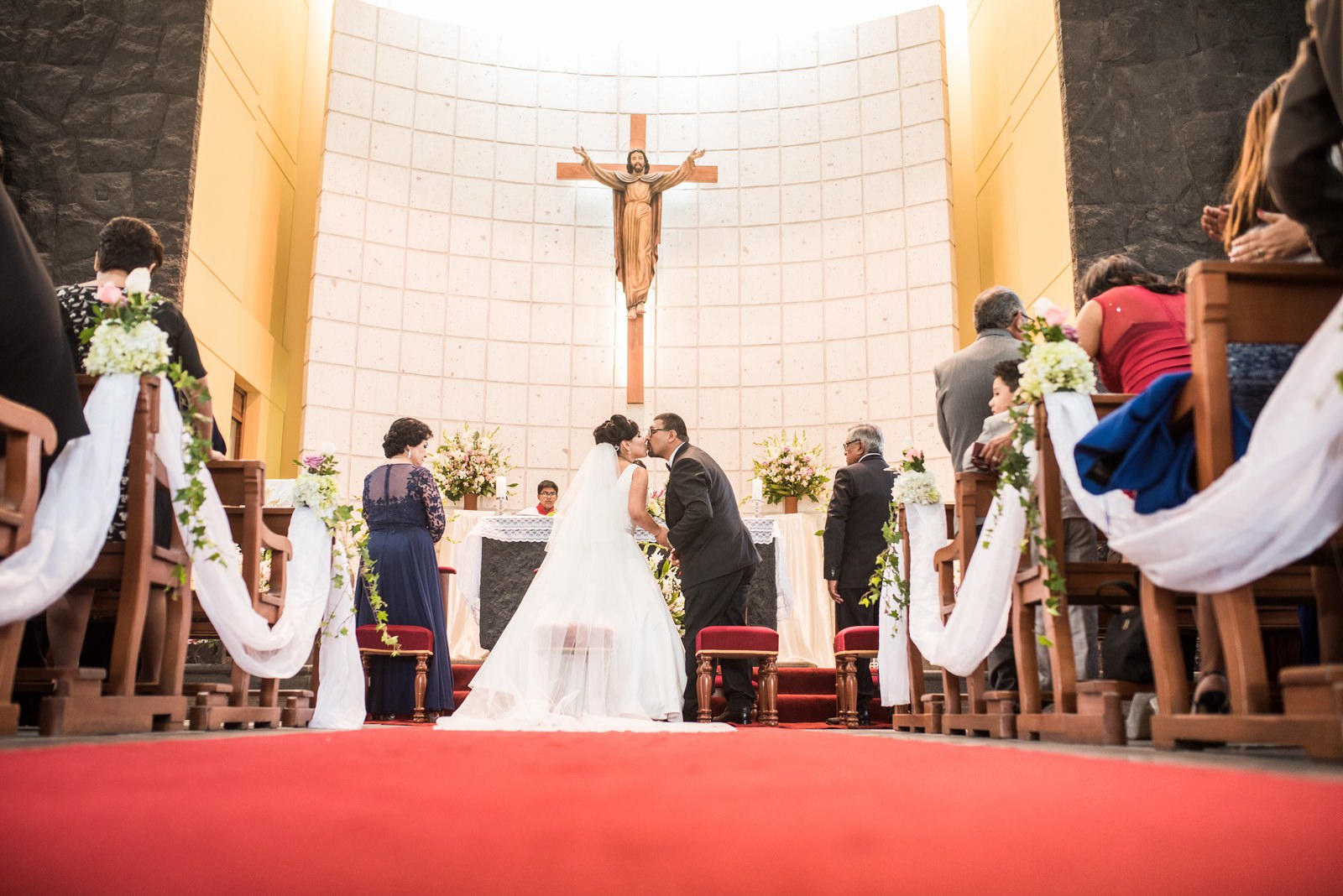 Fiorella Lucho aldo aguilar fotografo fotografia boda sesion novios retrato novia novio arequipa peru 54 vestido terno iglesia salle
