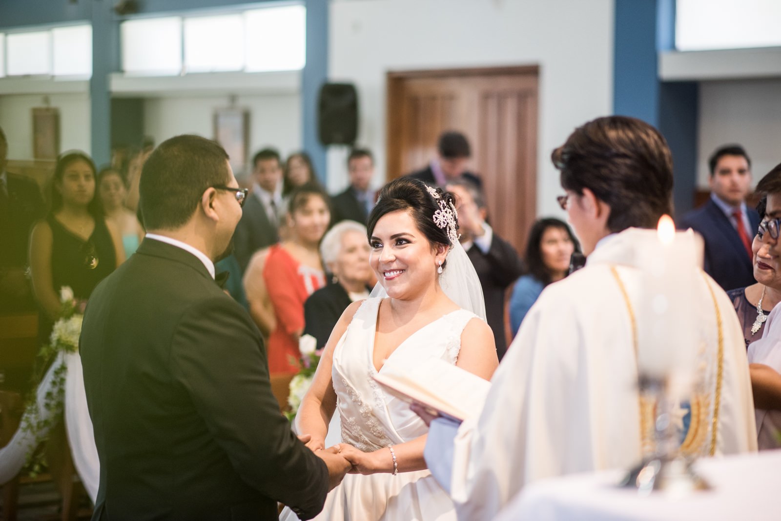 Fiorella Lucho aldo aguilar fotografo fotografia boda sesion novios retrato novia novio arequipa peru 56 vestido terno iglesia salle