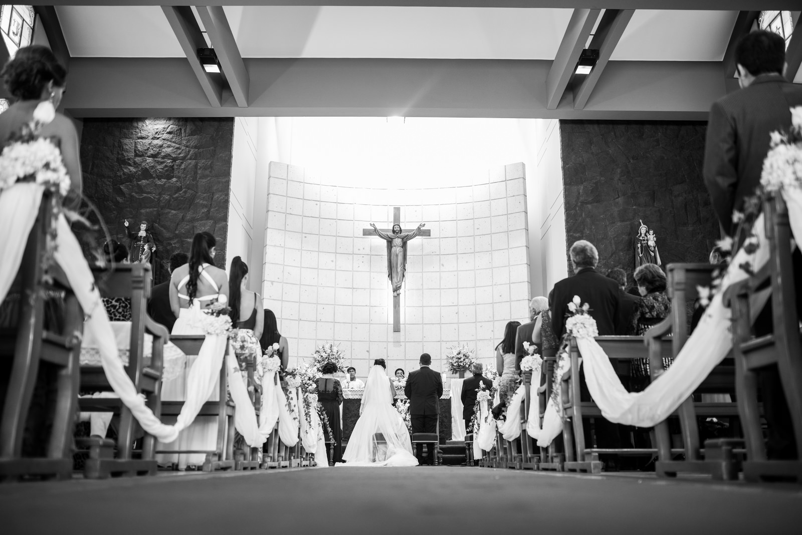 Fiorella Lucho aldo aguilar fotografo fotografia boda sesion novios retrato novia novio arequipa peru 59 vestido terno iglesia salle