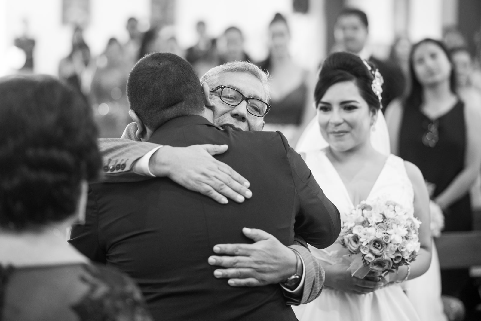 Fiorella Lucho aldo aguilar fotografo fotografia boda sesion novios retrato novia novio arequipa peru 61 vestido terno iglesia salle