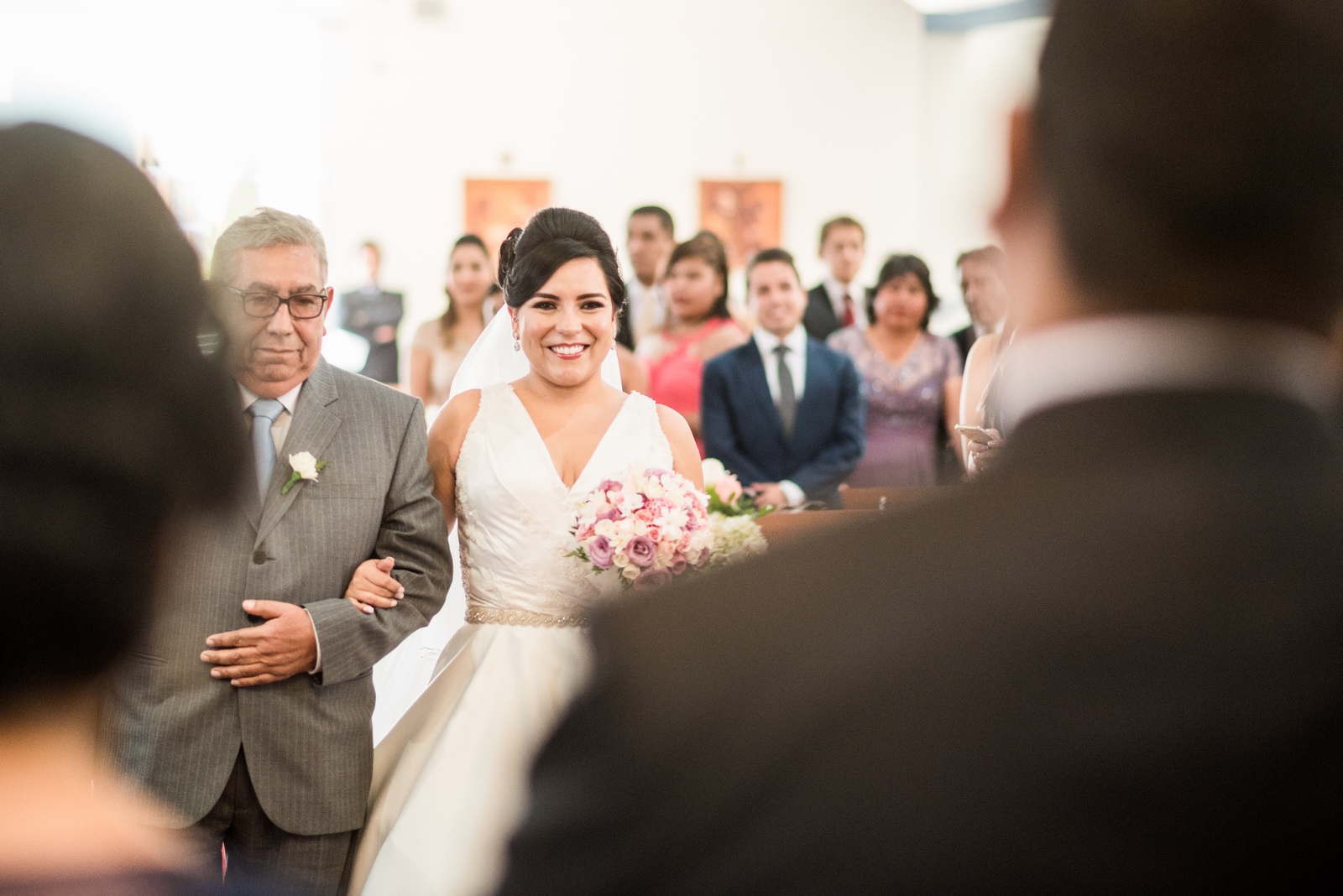 Fiorella Lucho aldo aguilar fotografo fotografia boda sesion novios retrato novia novio arequipa peru 62 vestido terno iglesia salle