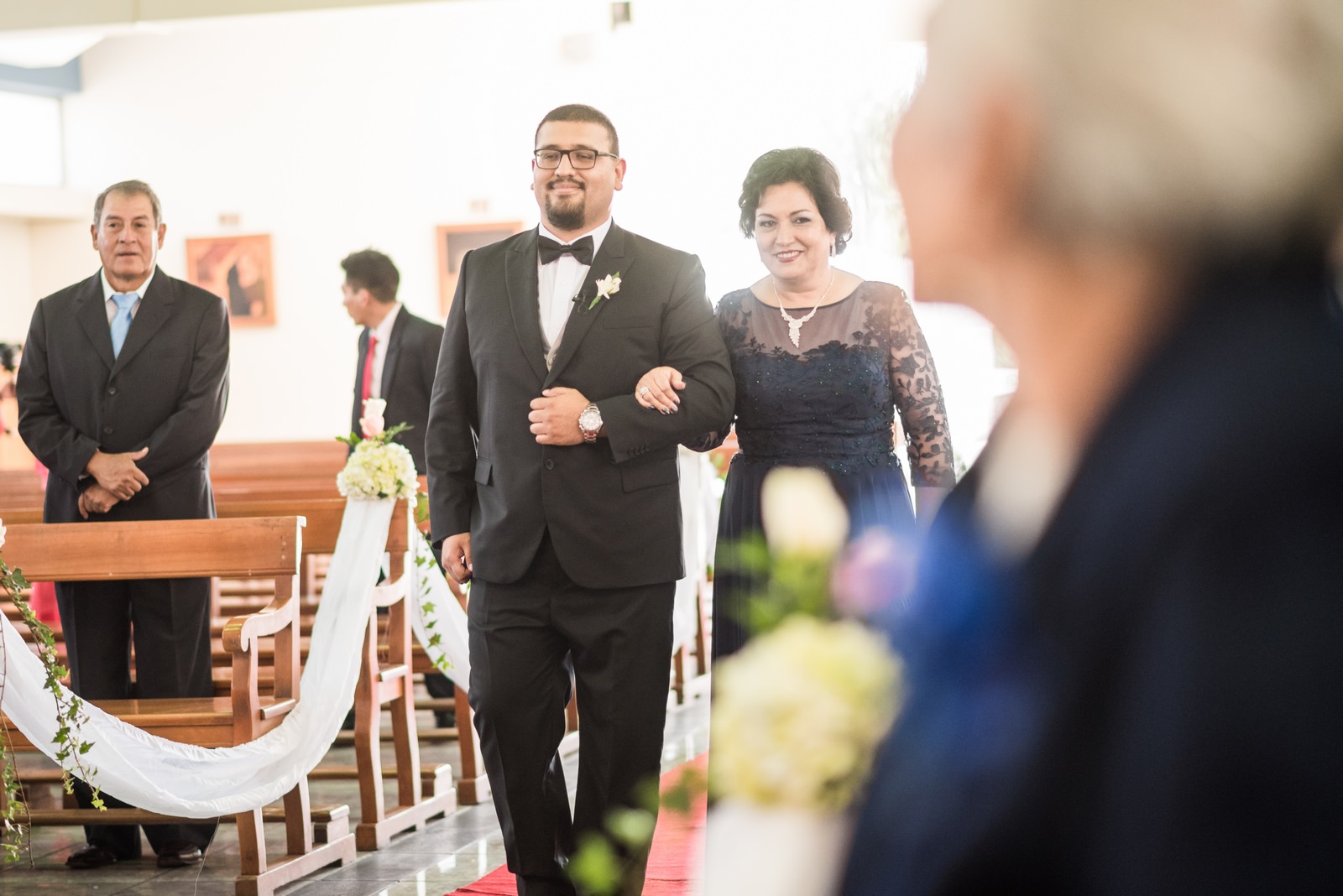 Fiorella Lucho aldo aguilar fotografo fotografia boda sesion novios retrato novia novio arequipa peru 63 vestido terno iglesia salle