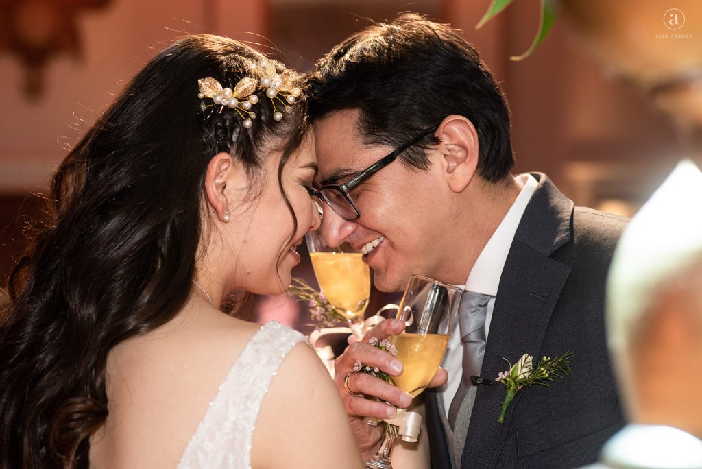Liz carlos aldo aguilar fotografo fotografia boda sesion novios fiesta retrato novia novio palacio ricketts brindis champagne